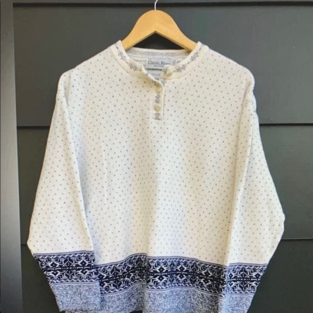 Classic Women's White and Gray Crewneck Sweater